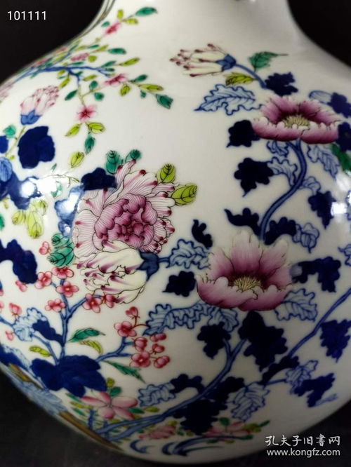 精品 大清雍正官窯 手繪青花粉彩花卉天球瓶 純手工制作 繪畫精細花瓣層層疊疊,層次分明,瓷質(zhì)如玉,底足自然磨損,器型周正美觀保存完好無損 尺寸如圖買家自鑒